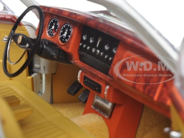 1967 DAIMLER V8-250 ENGLISH WHITE LHD 1/18 DIECAST MODEL CAR BY PARAGON 98313 - Image 4 of 4