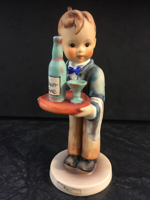  Hummel Figur Goebel Hum 154 /0 Herr Ober Waiter Junge serviert Wein Hummelfigur