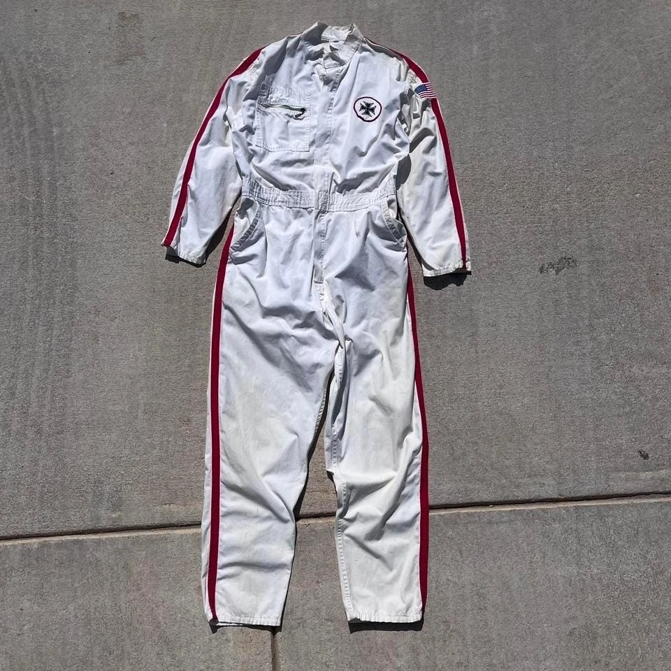 Monos blancos con parches de bandera americana cruz de hierro de motociclista Worth Company vintage años 60 Foto 2 de 4