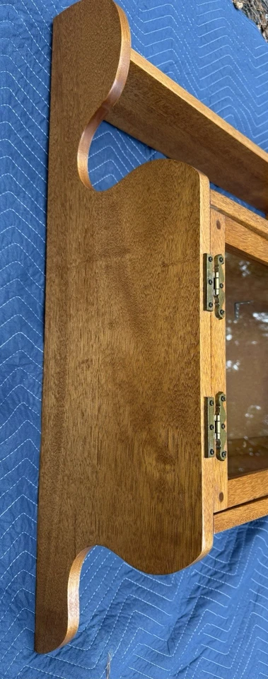 Gabinete/estantería colgante vintage/antigua de madera dura de dos puertas de vidrio Foto 3 de 4