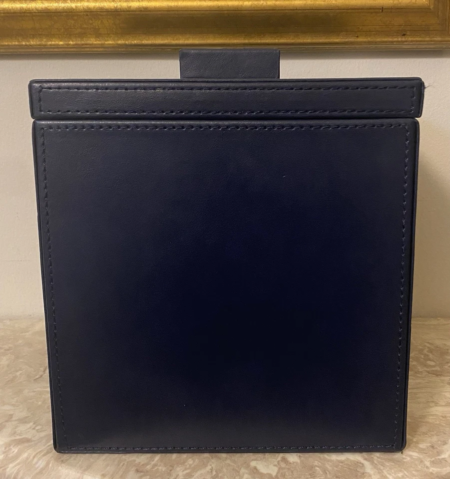 Cubo de Hielo con Tapa Azul Marino Imitación Cuero Cubo Habitación 360 London Hotel Edition Foto 2 de 4