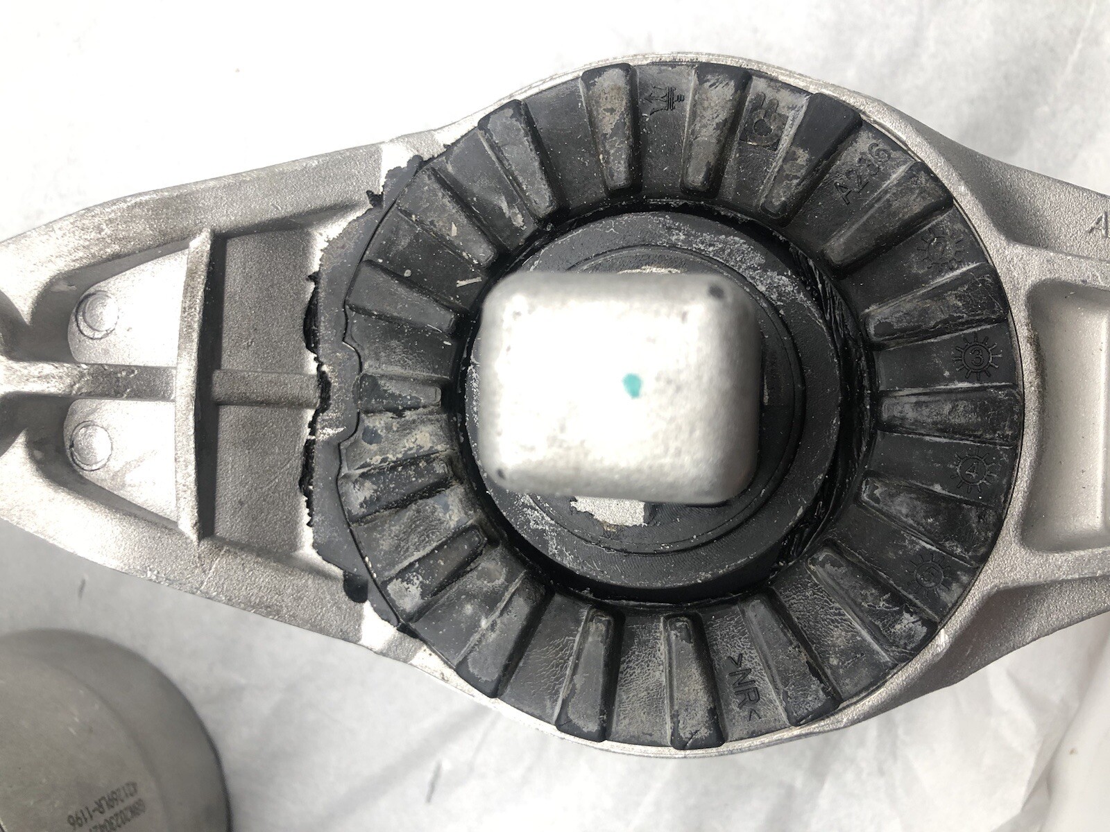 Maserati Ghibli Right Engine mount P/N 670003628
