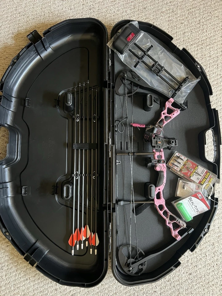 Bowtech Diamond Infinite Edge Compound Bow 25lbs With Accessories And Target - Image 3 of 4