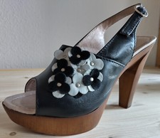 Damen Pumps schwarz eng geschnitten Leder / Holz Plateau Nieten Blumen Gr. 41
