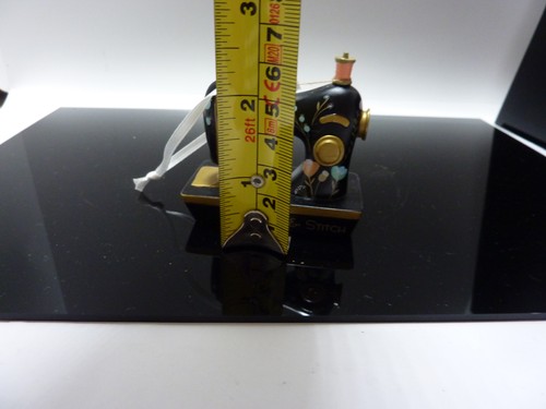 Máquina de coser de coser y coser Hallmark Ornament 2022 con percha de cinta de satén - Imagen 5 de 5