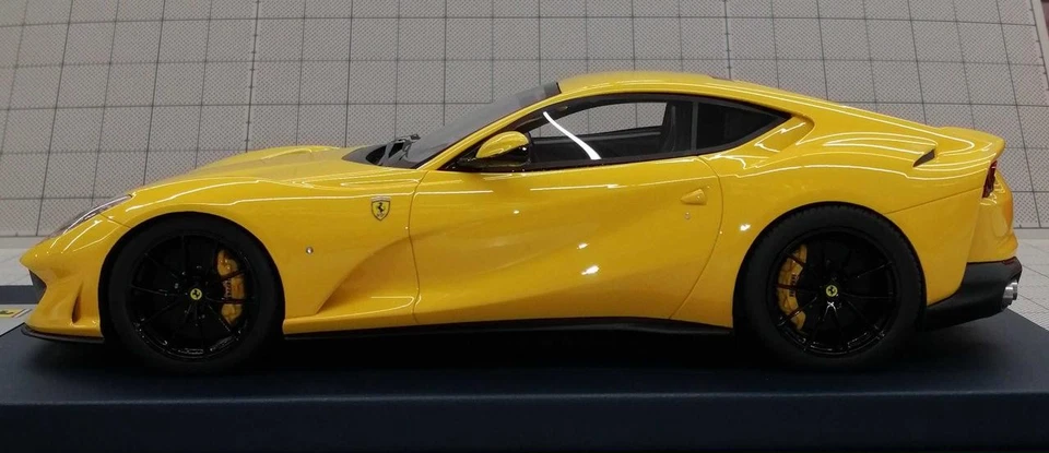 LookSmart Ferrari 812 SUPERFAST Ena Gialla Auto In Scala 1/18 - Immagine 3 di 4