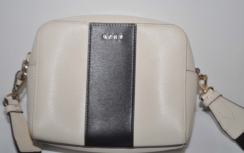 Bandolera para cámara DKNY bolsa blanca con logotipo guitarra correa negra blanca nueva sin etiquetas $168 - Imagen 2 de 8