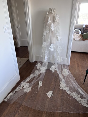 Vintage Priscilla of Boston Cathedral Wedding Veil Lace Ivory Floral 7.5 Feet