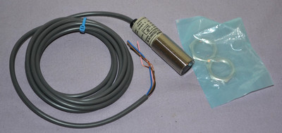 Omron E3F2-DS30C4-M Photoeletric Proximity Switch (10-30VDC) -- New Other