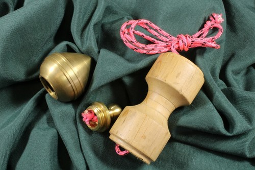 Plomada con nuez actual. Plumb bob with actual nut. Bronze and wood. - Imagen 5 de 7