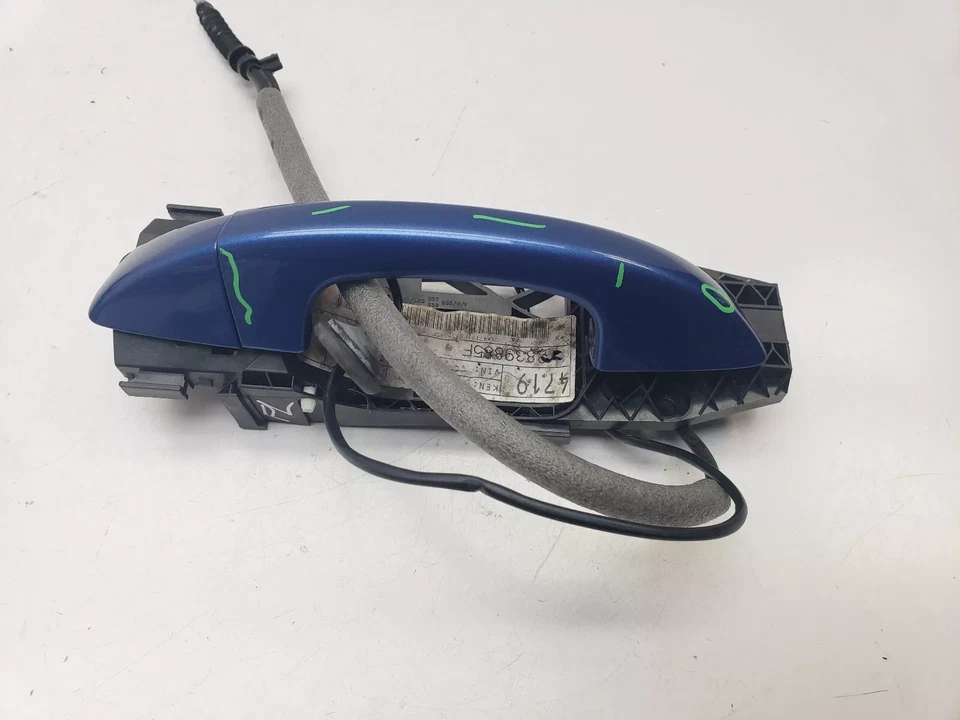 РУЧКА ВНЕШНЕЙ ДВЕРИ VOLKSWAGEN SCIROCCO ПЕРЕДНЯЯ ЛЕВАЯ СТОРОНА СИНЯЯ 2010 - Изображение 3 из 4