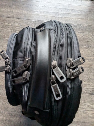 Mochila de viaje negra Kenneth Cole Reaction EZ-Scan para computadora portátil - Imagen 5 de 10
