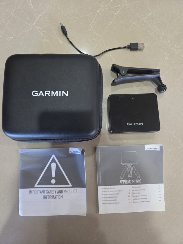 Garmin Approach r10 golf launch monitor Excellent Condition case stand & charger