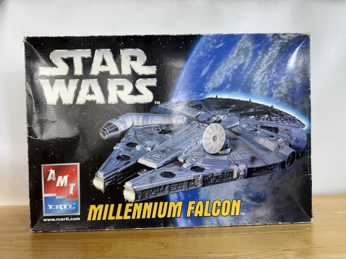 2005 Star Wars AMT/ERTL Millennium Falcon Deluxe Model Kit #38322