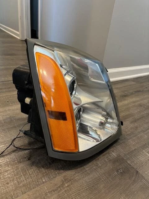 Faro HID lateral derecho Cadillac SRX 2005-2009 Foto 2 de 4