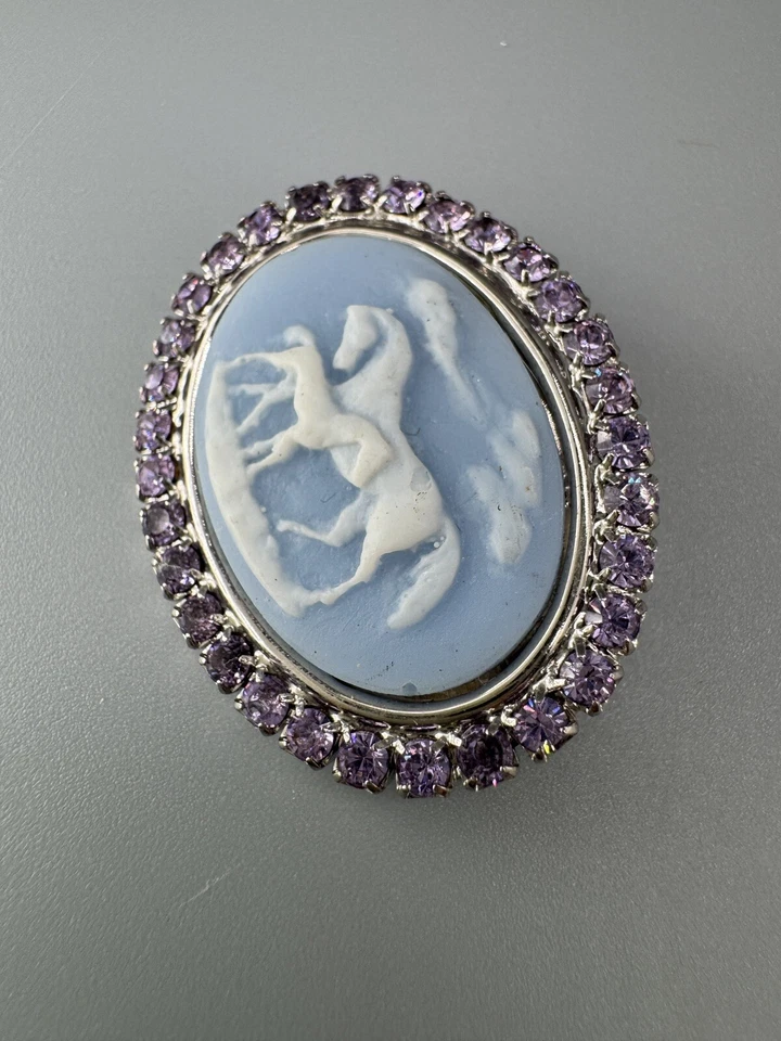 Broche ovalado Kirks Folly Dream Horse camafeo tallado azul cristal púrpura tono plata Foto 2 de 4