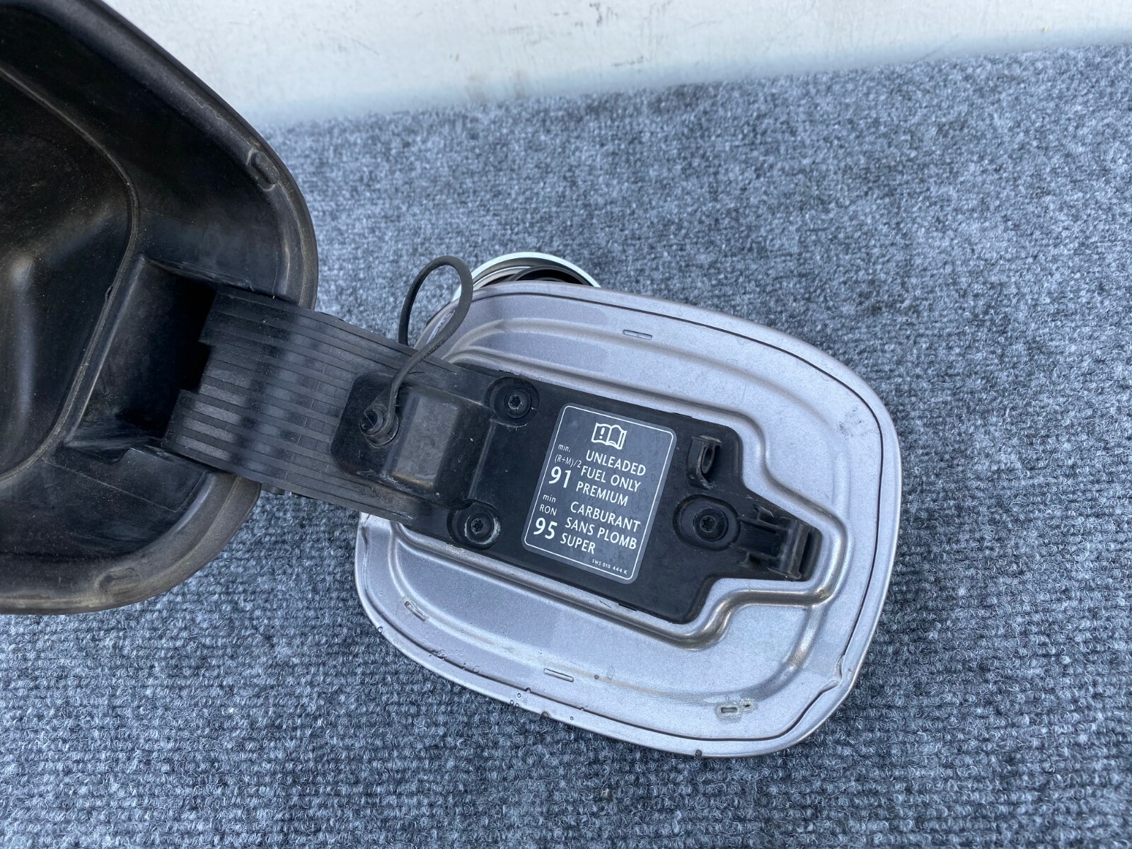 Bentley Flying Spur 2006-2012 Fuel door