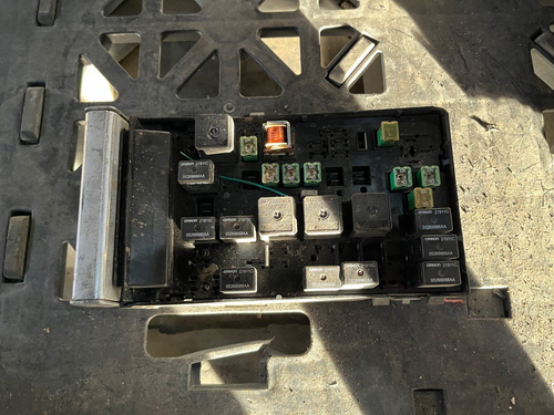 OEM 2005-2007 Dodge Caravan Town Country IPM Engine Fuse Block W ECM 05144506AC - Picture 3 of 3