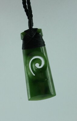 Maori Jade Carving aus Neuseeland  ADZE  TOKI  Pou Tangata mit Schmuckbox