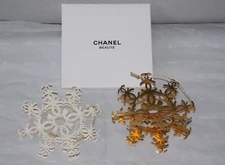 CHANEL 2 FLOCONS DE NEIGE OR /BLANC / 2 SNOWFLAKES ACCESSOIRES DECORATION NOEL