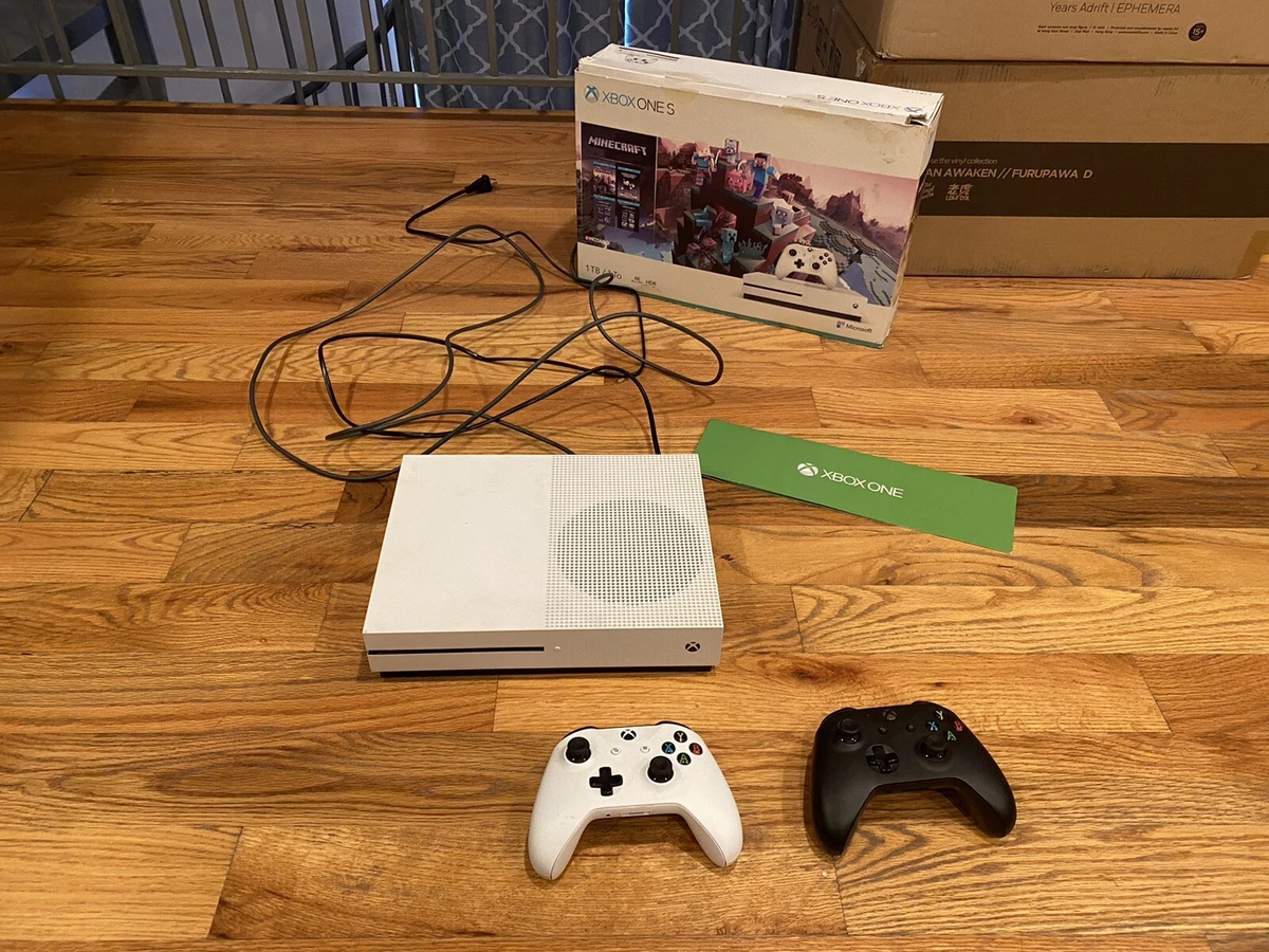 Xbox 1 store two controllers