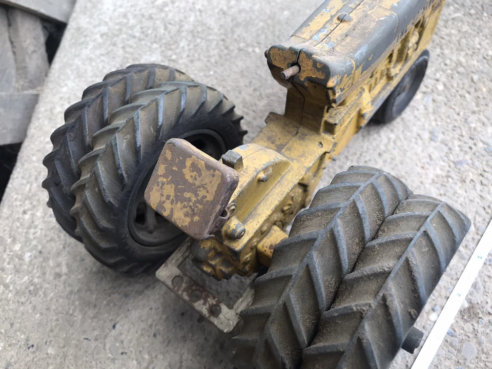 Vintage Tru-Scale Yellow 890 Tractor 1/16th Original Narrow Front Double Back - Image 3 of 4