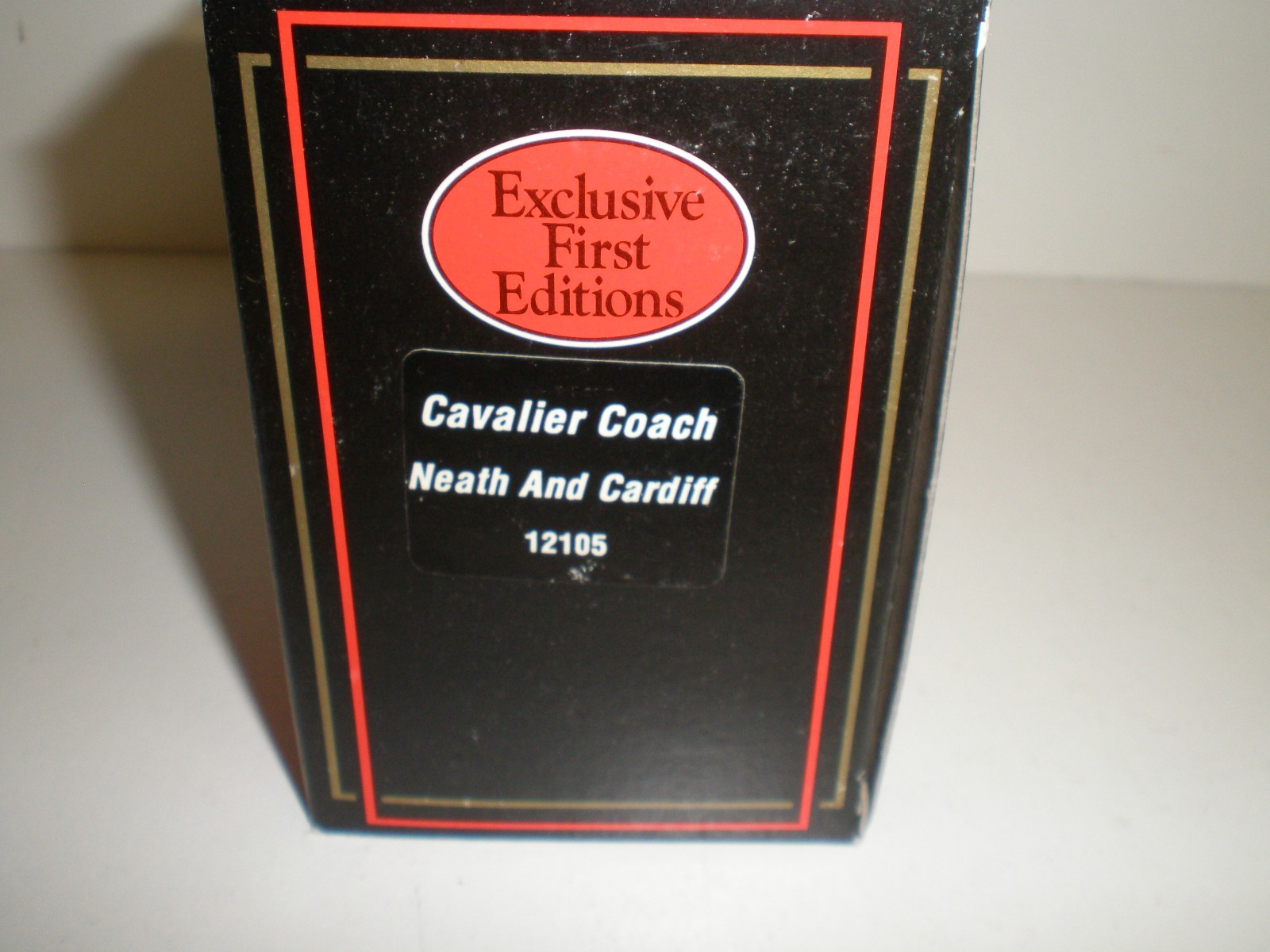 EFE 12105 Harrington Cavalier Coach - Neath & Cardiff Express - Scale 1:76 thumbnail 2
