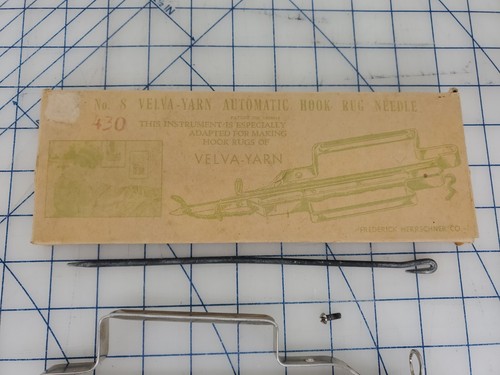Vtg No.8 VELVA-YARN Automatic Hook Rug Needle Herrschner Needlework Original Box - Picture 4 of 5