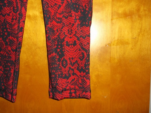 NEW LADY'S DANSKIN STRETCH POLY PRINT PERFORMANCE FITTED RED CAPRI w/ DRI-MORE - Picture 3 of 5