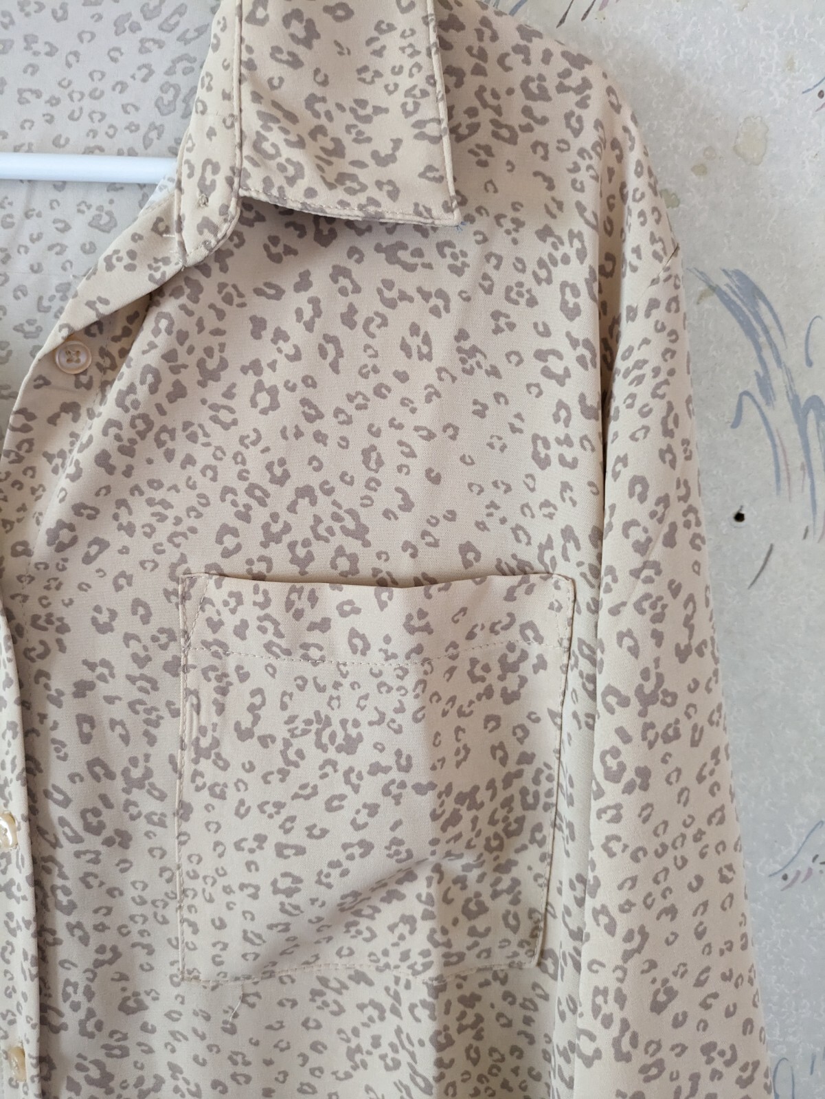 Olive and Oak Women's XL Ivory Cream Cheetah Print Roll Tab Button Blouse