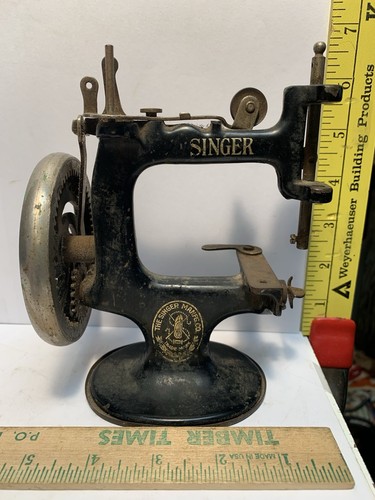 SINGER CAST IRON CHILDS TOY MINI 7 HOLE WHEEL M20 SEWING MACHINE PARTS/REPAIR