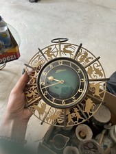 Wanduhr Atlanta Mid Century 1950er, mit Sternzeichen aus Messing und Handaufzug