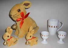 3x Lindt Goldhase Plüsch bis ca. 25 cm, 1 Tasse & 2 Eierbecher Porzellan Ostern