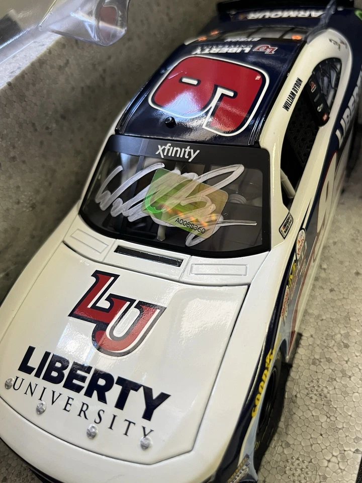 Camaro autografiado William Byron #9 Liberty University Indy Win 2017 1:24 Foto 3 de 4
