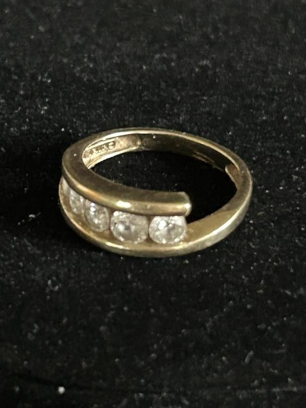 14k Yellow Gold Ring With CZ Stones Size 5.25