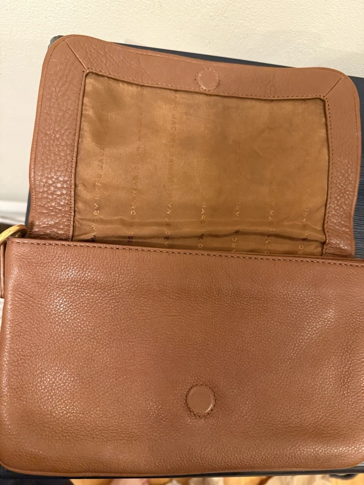 Bolso sin asas pequeño Marc by Marc Jacobs marrón cuero granulado solapa cierre magnético certificado de autenticidad Foto 3 de 4