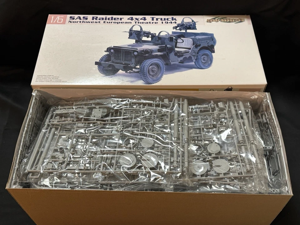 Dragon 75042 SAS Raider 4x4 Truck (Northwest European Theatre, 1944) Plastic Kit - Immagine 4 di 4