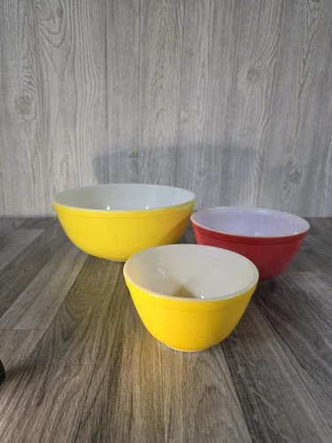 Vtg Set Of 3  Pyrex 404 YELLOW Red 4 Quart  Mixing Nesting Bowl Made In The USA