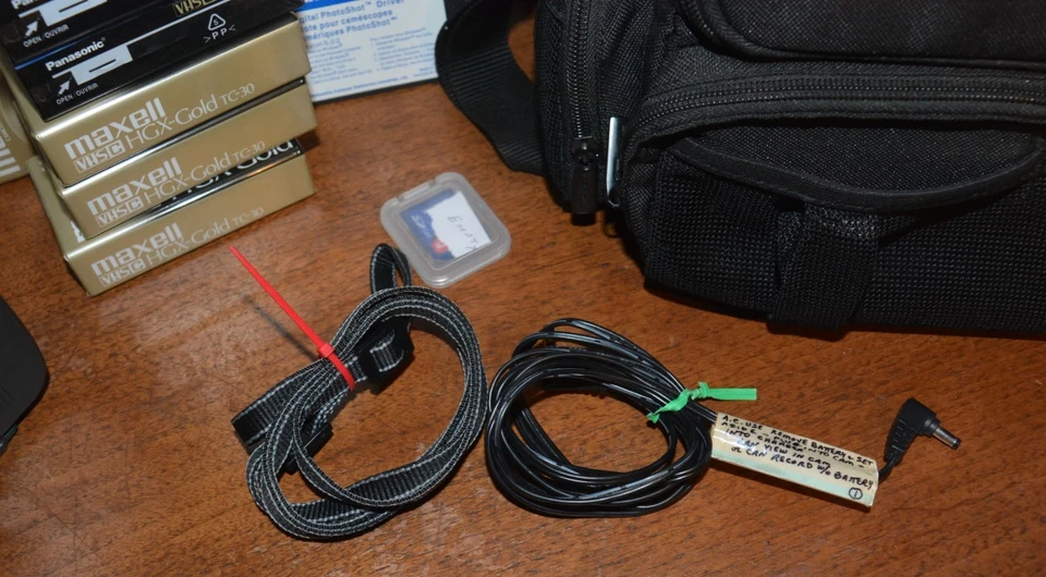 PANASONIC PALMCORDER Camcorder w/ Charger Tapes Bag & Batteries MODEL SD PV-L453 - Image 3 of 4