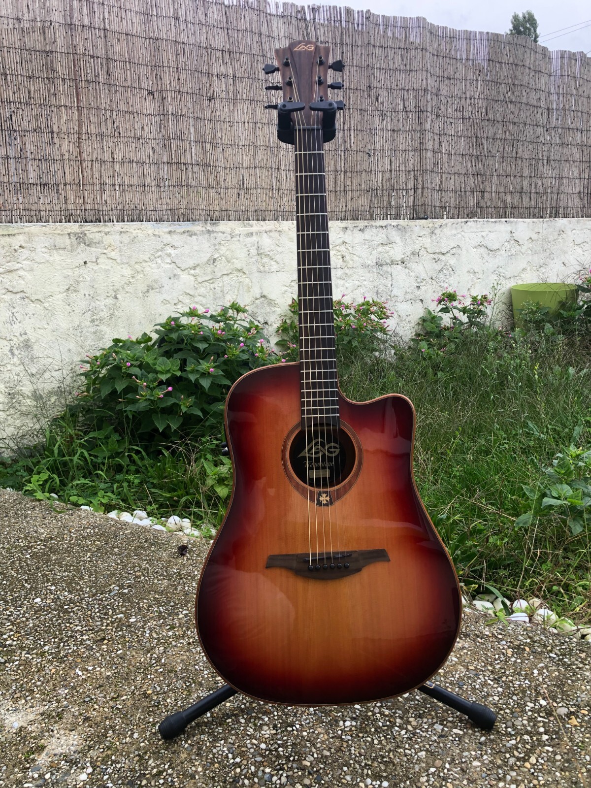 Guitare Lâg Tramontane électro-acoustique T70ACE avec sa housse noire