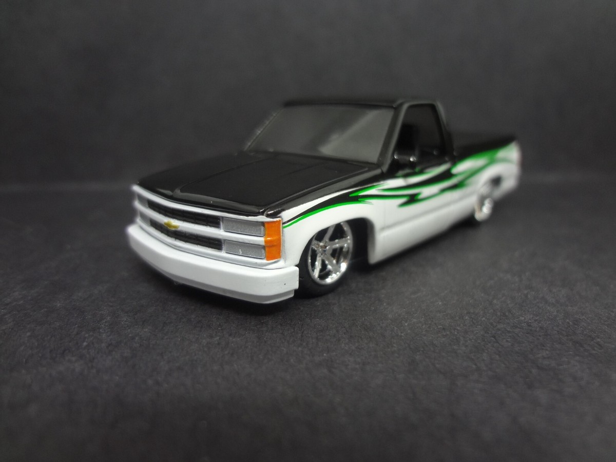 M2 Machines 1990 Chevrolet C1500 Silverado black/white
