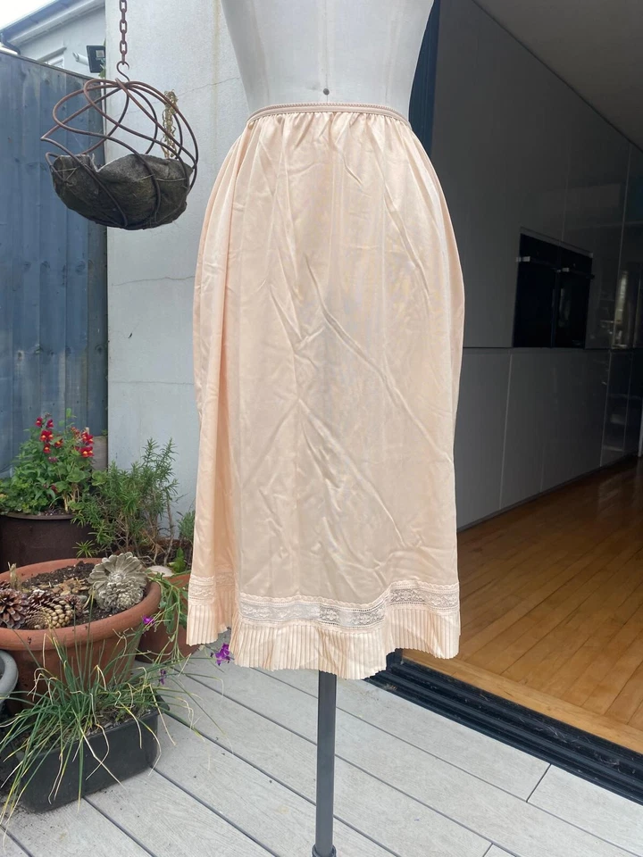 ST MICHAEL TAMANHO 10 - 12 ROSA BRILHANTE MEIO DESLIZAMENTO PREGA RENDA ACABAMENTO CINTURA ELÁSTICA - Imagem 3 de 4