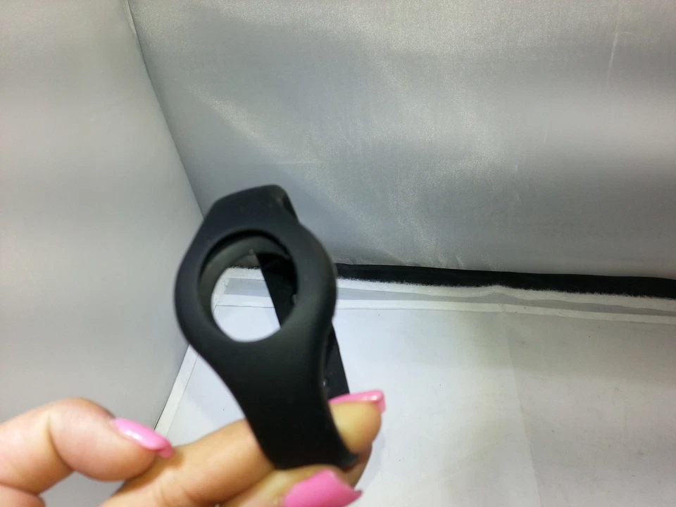 Clip de silicona de repuesto Fitbug negro Foto 2 de 2