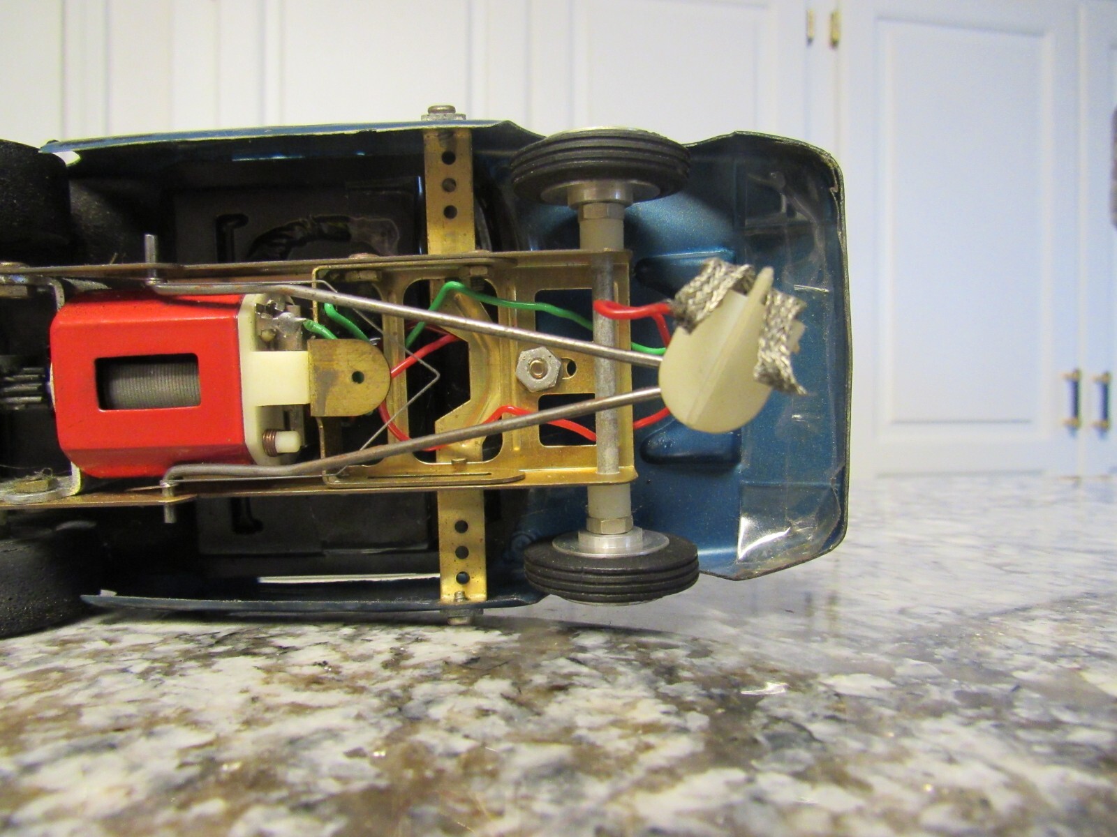 VINTAGE 1960'S MONOGRAM 1/24 SCALE FORD GT SLOT CAR. Tested and runs