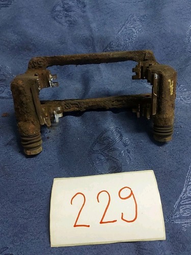 VW Caddy Audi A3 Passat Bremssattelhalter Halter Sattel vorne rechts 8V0615126A