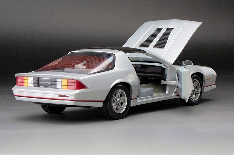 SUNSTAR 1947 1:18 1985 CHEVROLET CAMARO IROC (SILVER) DIECAST