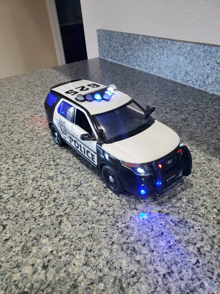 Las Vegas Metro Police   -  Ford Explorer w/ All Flashing Lights - Image 4 of 4