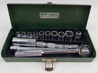 SK Tools 3/8'' Drive 6 Point Metric Socket Set w/ Ratchet & Metal Case EUC 15pc