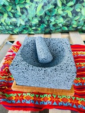 Cuadrado de piedra Molcajete de 8 pulgadas con base inferior de madera