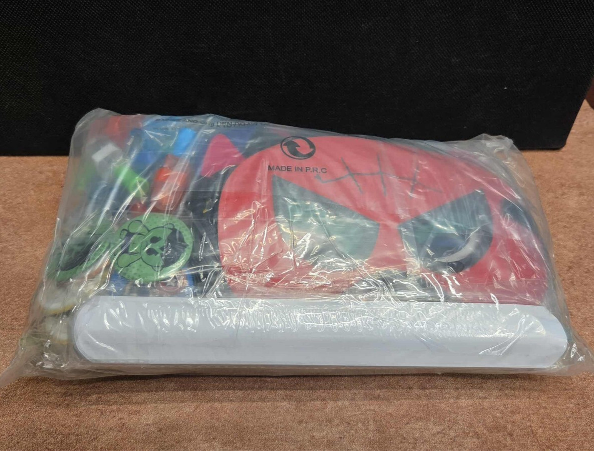 120 Pc Mixed Superhero Party Favors Masks,Pins,Bubbles,tattoos,straws. See Decri